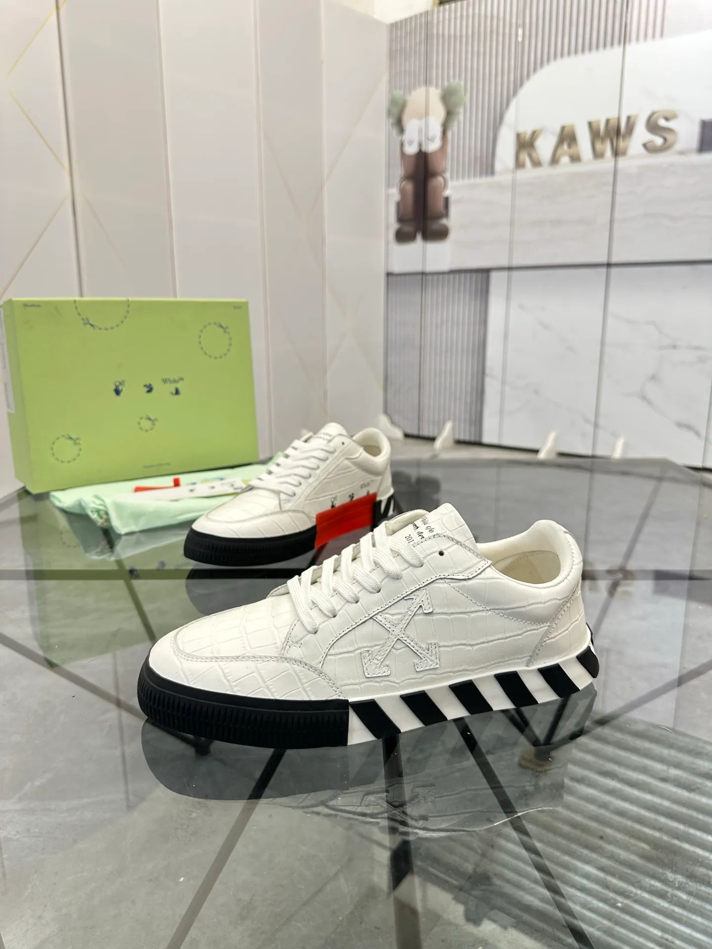 Selling men's shoes 💰: 💰P440¥ Product trademark: OFF WHITE *"OFF WHITE*" low-top casual shoes Regular size: 35-45 (can be customized to 46) Couple style Product material: imported cowhide upper, breathable lining, original outsole. No.: H203